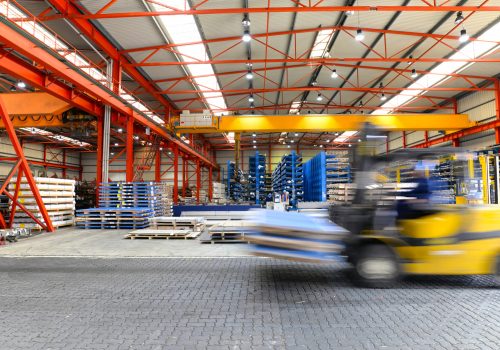 Gabelstapler in einem Stahlhandel // Interieur einer großen Fabrikhalle